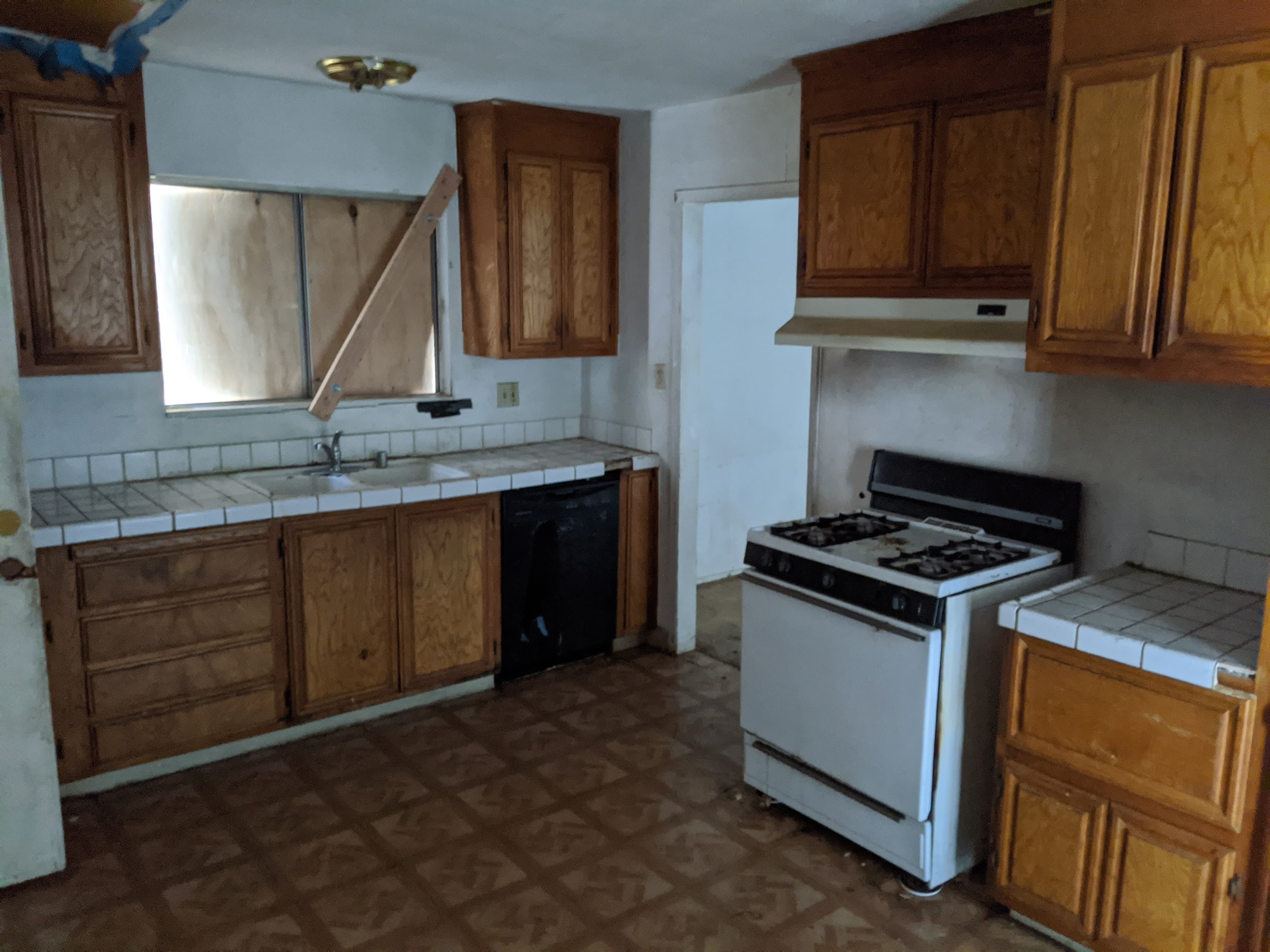 Property assessment of outdated California kitchen - documenting repairs needed for cash offer calculation